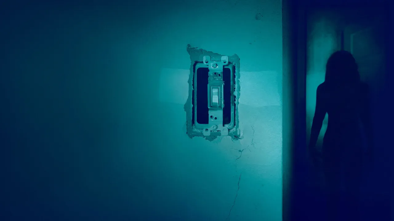 Lights Out (2016) still